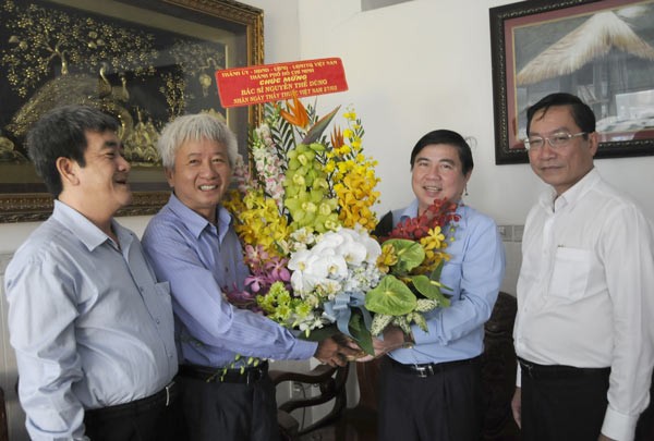 Chairman Phong ( 2 from right) givese flower bunch to Dr. Nguyen The Dung ( 2 from left) (Photo: SGGP) Chairman Phong ( 2 from right) givese flower bunch to Dr. Nguyen The Dung ( 2 from left) (Photo: SGGP)